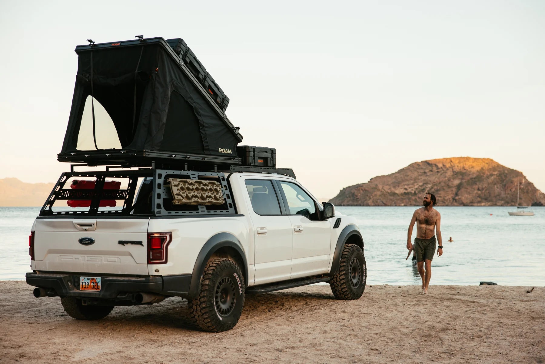 ROAM 'THE DESPERADO' HARDSHELL ROOFTOP TENT